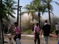 Fala tsunami uderzająca w wybrzeże Tajlandii 26 grudnia 2004 roku (fot. David Rydevik)